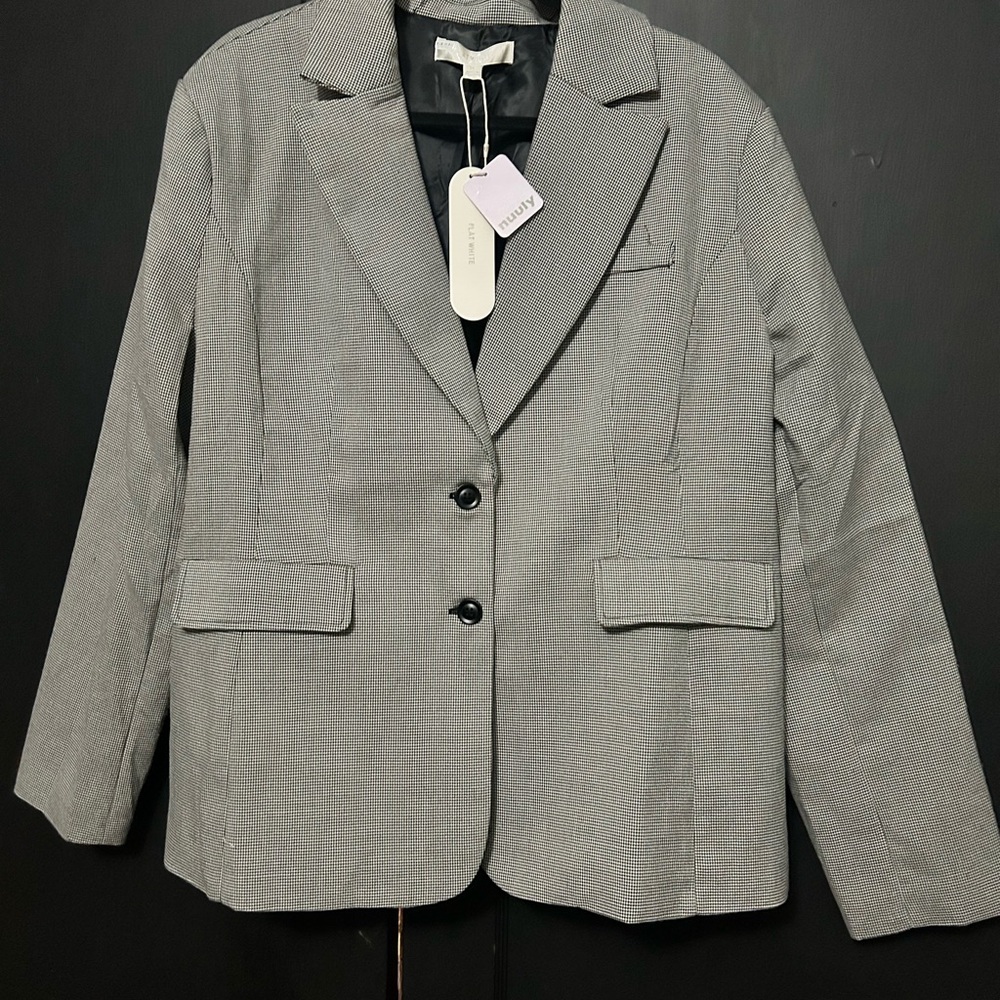 Gray Blazer with Notched Lapels and Structured Shoulders